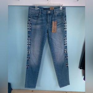 NWT Driftwood Embroidered Marilyn Skinny Jean